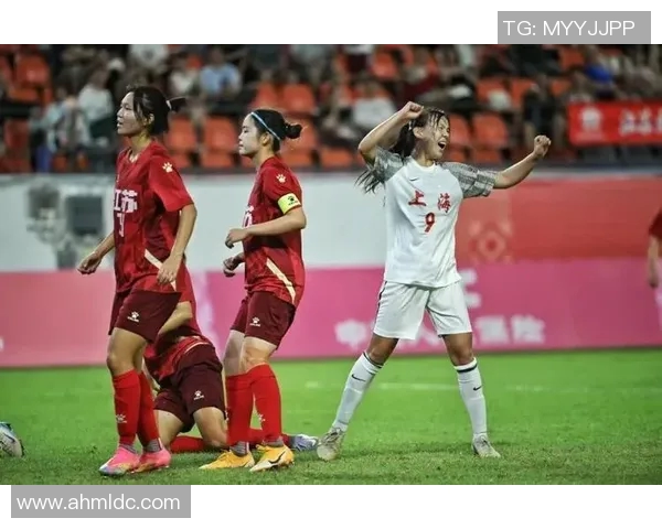 上海足球队在足球团队协作排行榜中荣登第六名展现出强大团队精神与默契配合 上海足球队在足球团队协作排行榜中荣登第六名展现出强大团队精神与默契配合